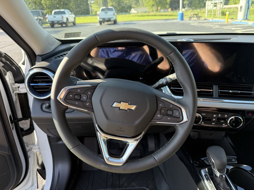 2025 Chevrolet Trax LT photo 2