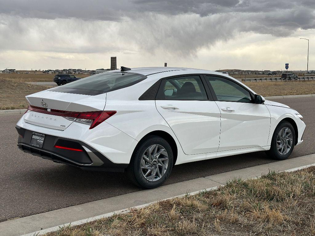 2025 Hyundai Elantra Hybrid Blue photo 4