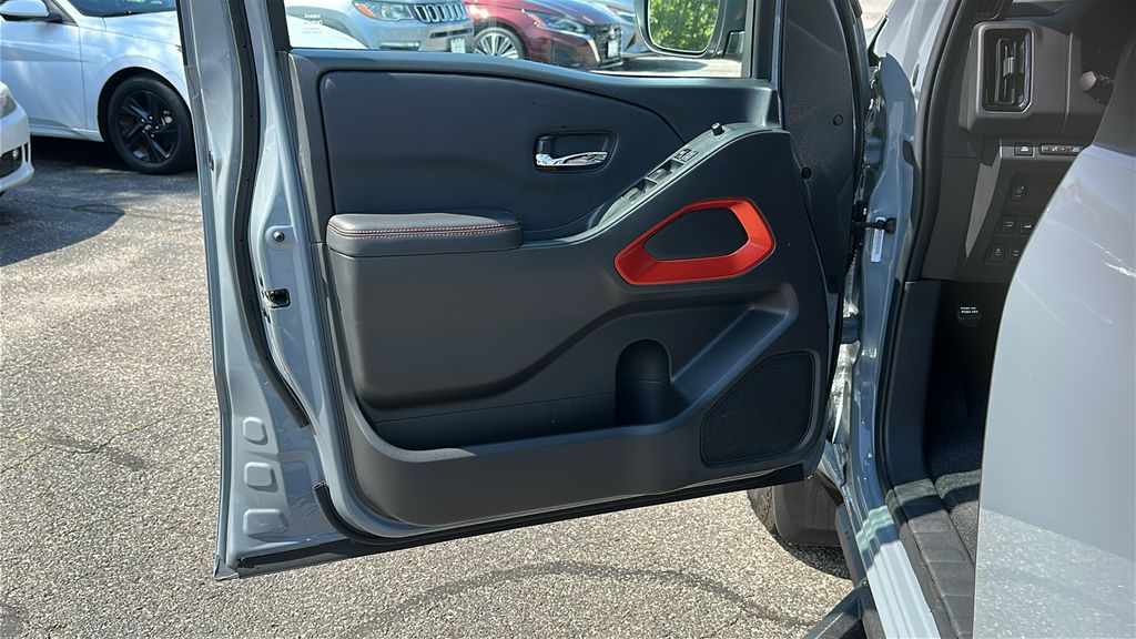2025 Nissan Frontier PRO-4X photo 10