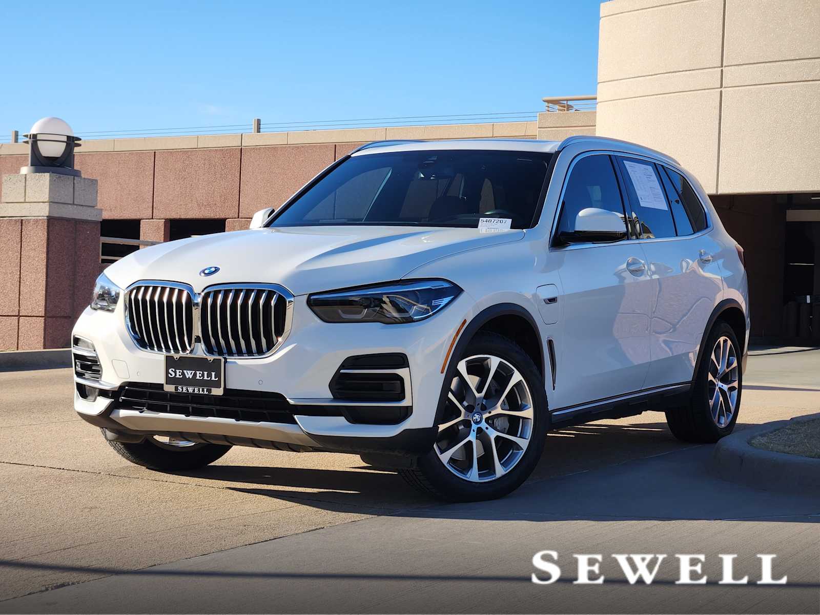 2023 BMW X5 45e's photo