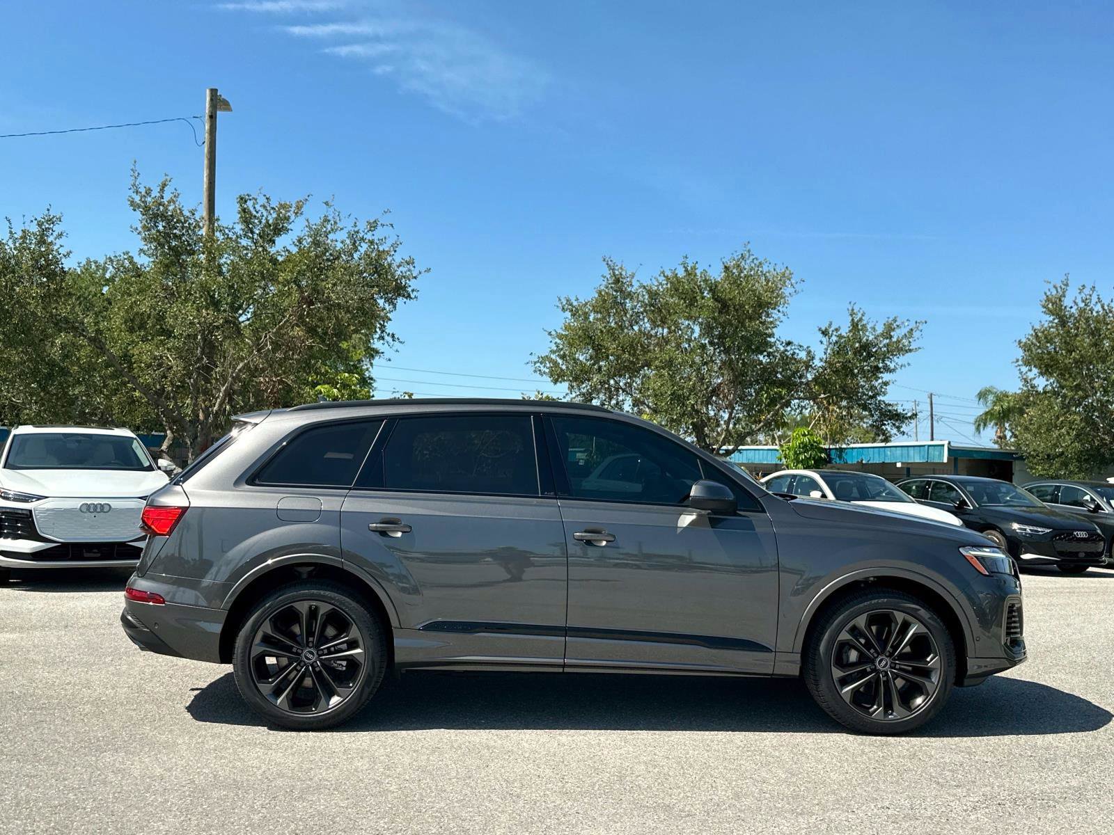2025 Audi Q7 55 Premium Plus photo 3