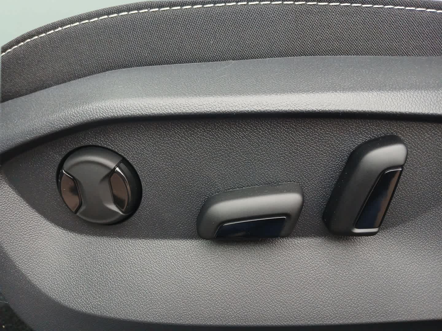 2025 Volkswagen Taos SE photo 11