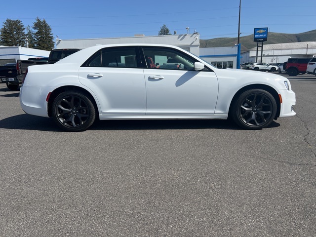 2023 Chrysler 300 Touring L photo 2