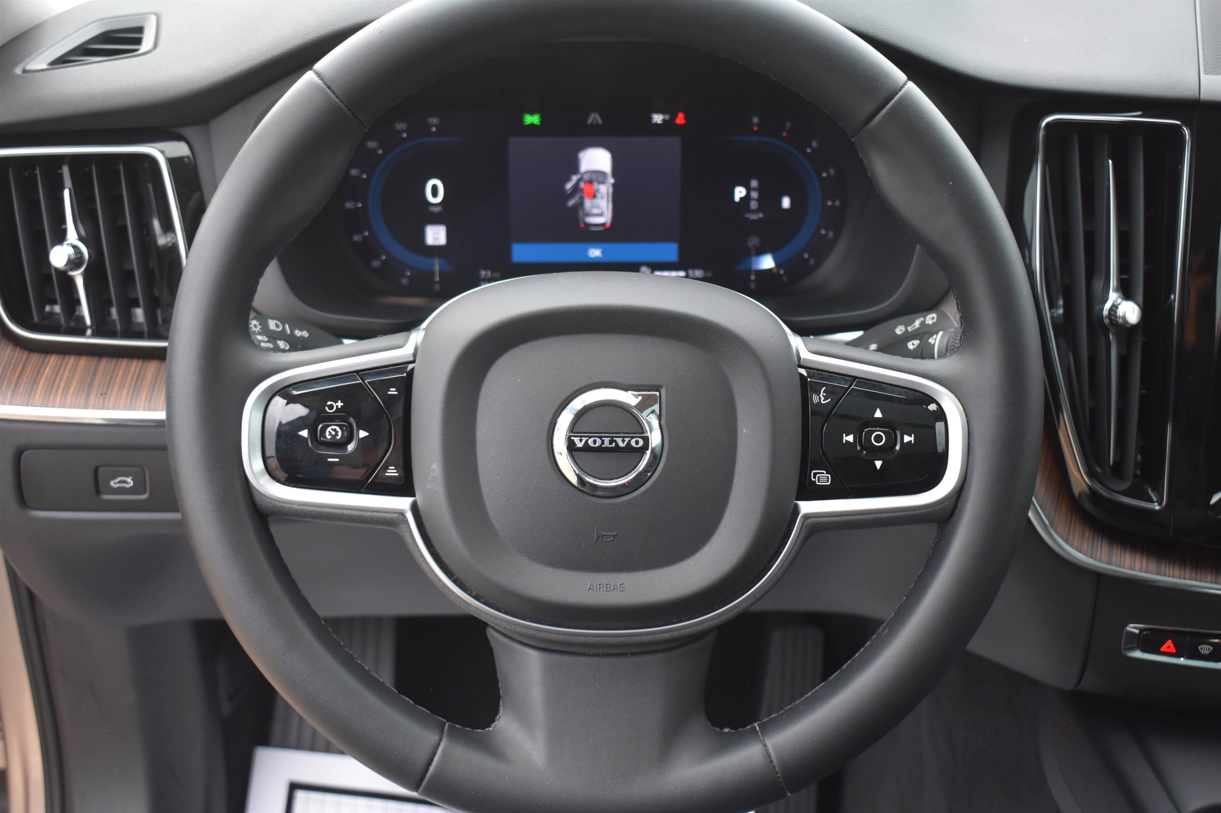 2023 Volvo XC60 B5 Plus photo 12