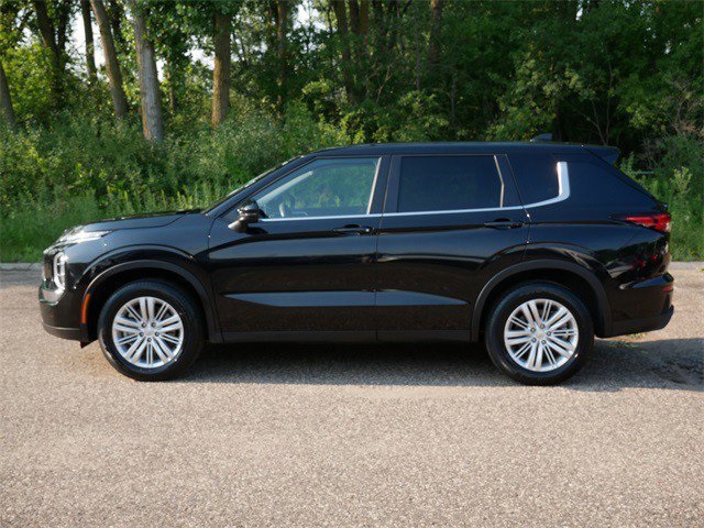 2024 Mitsubishi Outlander ES photo 2