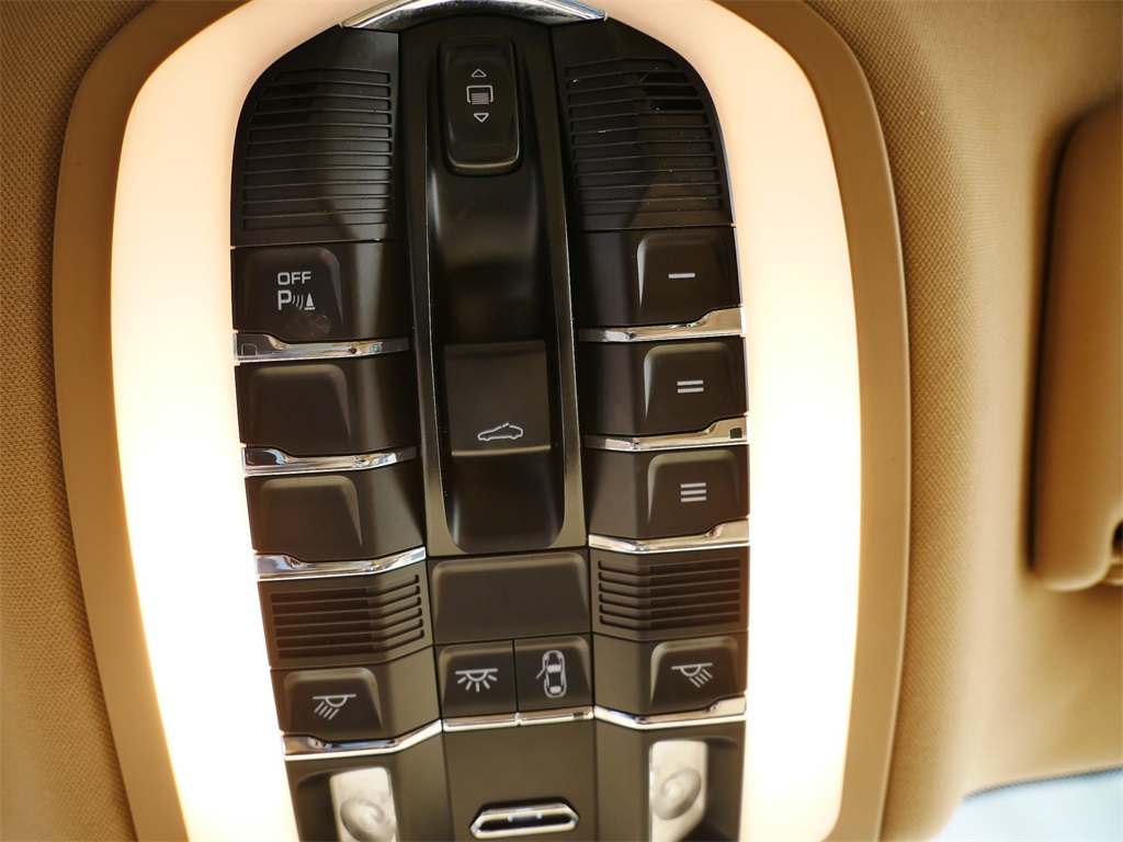2015 Porsche Macan S photo 24