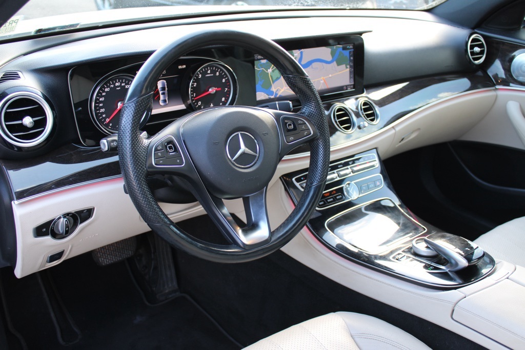 2017 Mercedes Benz E 300 4MATIC Sedan photo 4