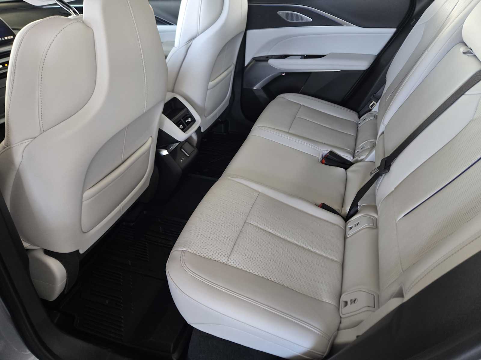 2025 Cadillac Lyriq Luxury photo 17
