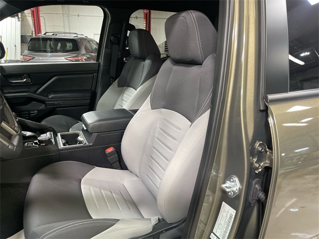 2025 Toyota Tacoma TRD Off-Road photo 4