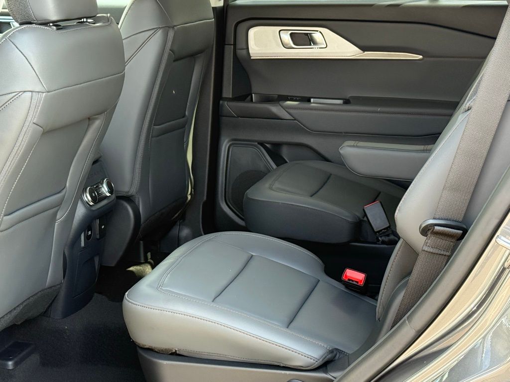 2025 Ford Explorer photo 9
