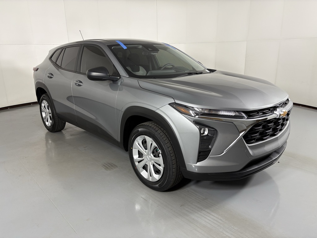 2024 Chevrolet Trax LS photo 2