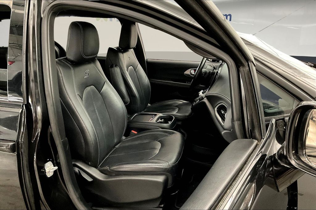 2021 Chrysler Pacifica Touring L photo 7