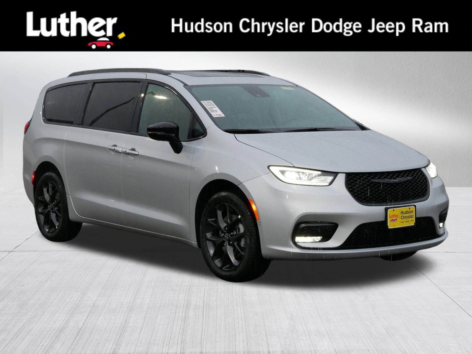 2026 Chrysler Pacifica Select's photo