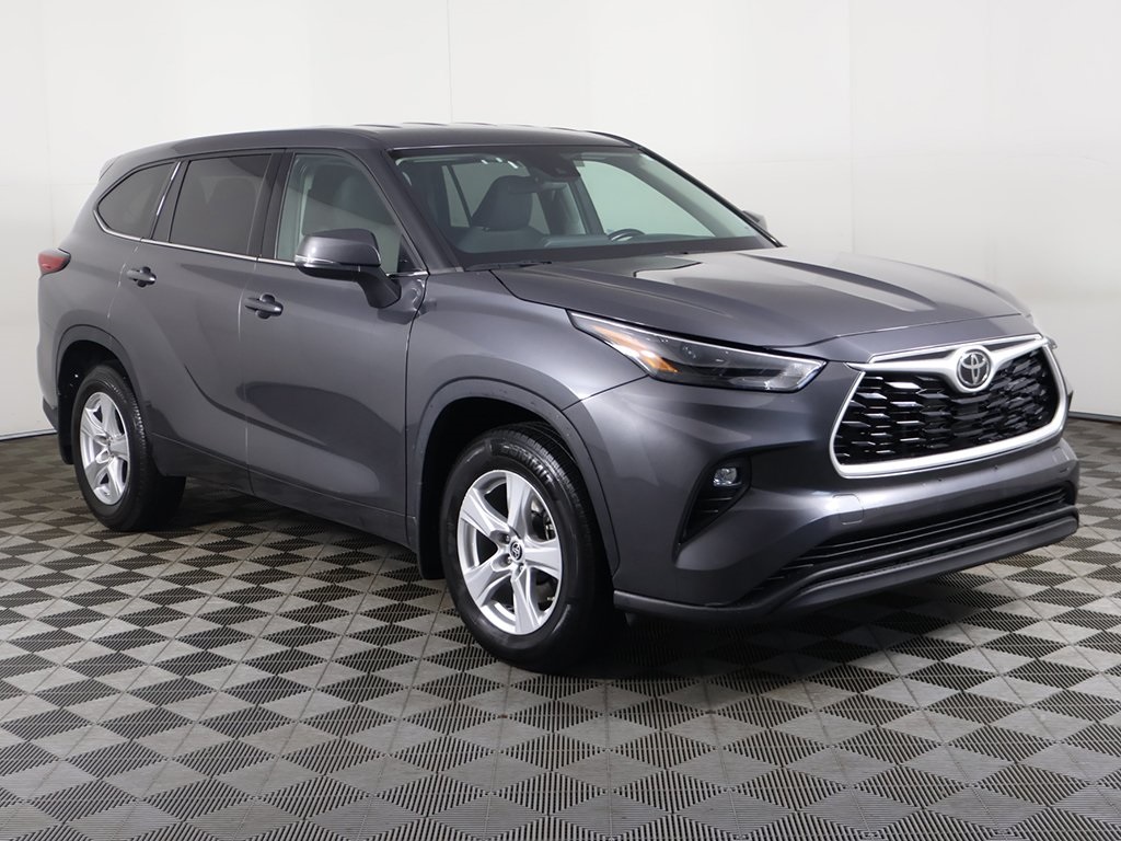 2022 Toyota Highlander LE photo 2