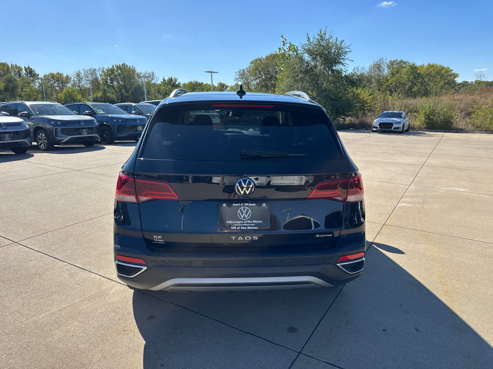 2024 Volkswagen Taos SE photo 4