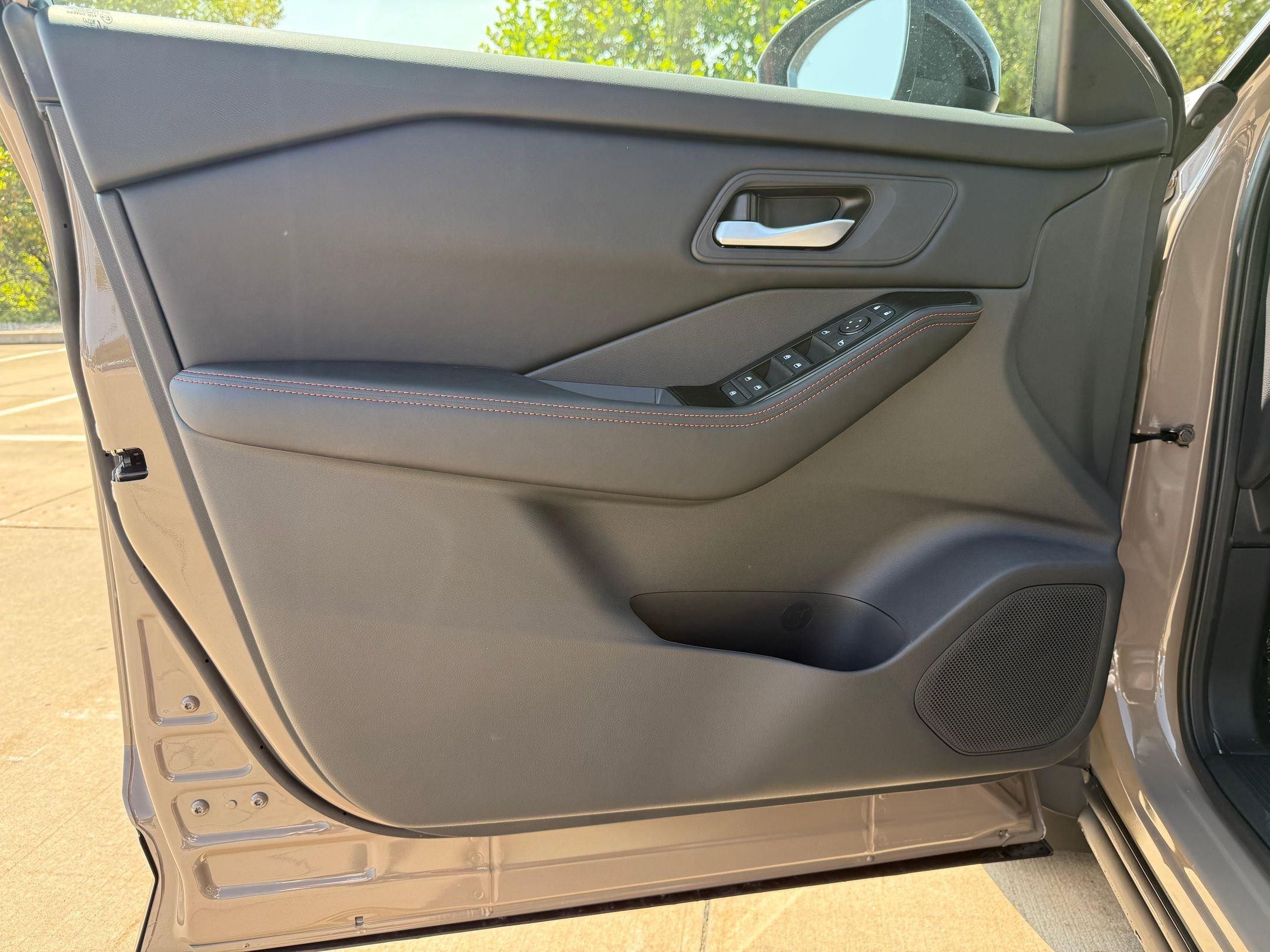 2026 Nissan Rogue SV photo 17