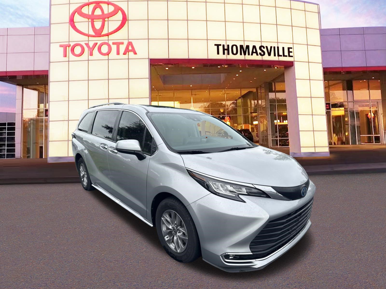 2023 Toyota Sienna XLE photo 3