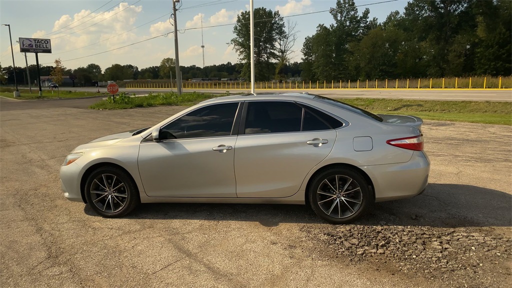 2016 Toyota Camry XLE photo 5