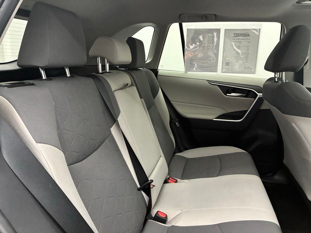 2020 Toyota RAV4 XLE photo 17