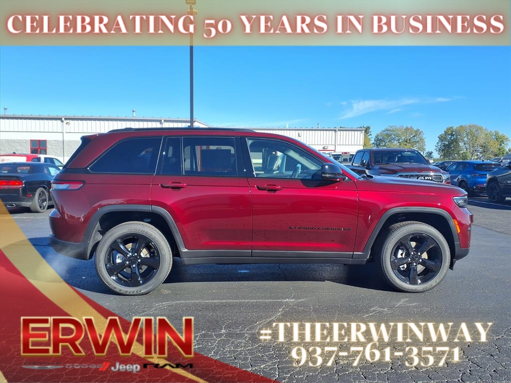 2025 Jeep Grand Cherokee Laredo Altitude photo 2