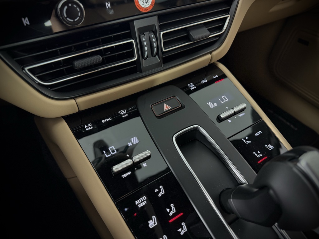 2025 Porsche Macan T photo 26