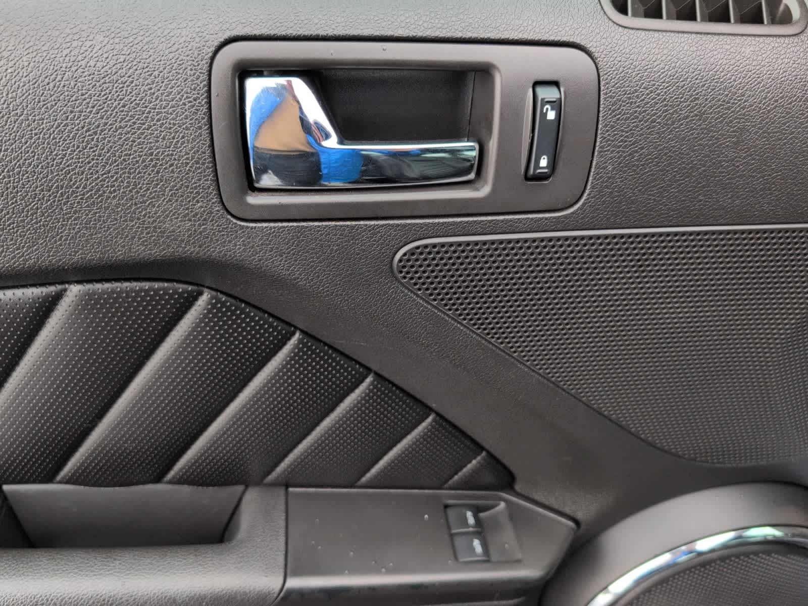 2010 Ford Mustang V6 Premium photo 11
