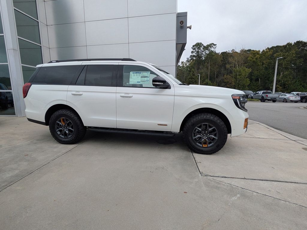 2025 Ford Expedition photo 3
