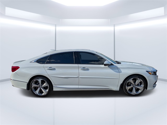 2019 Honda Accord Touring 2.0T photo 2