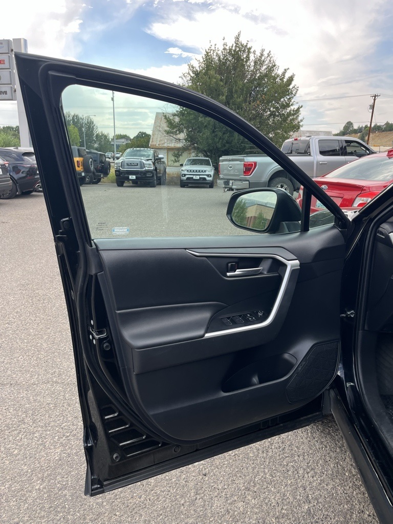 2024 Toyota RAV4 XLE photo 8
