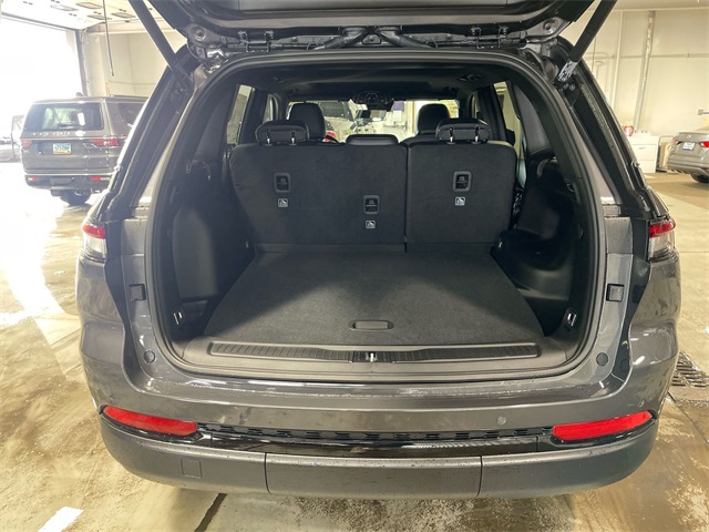 2025 Jeep Grand Cherokee Laredo Altitude photo 22