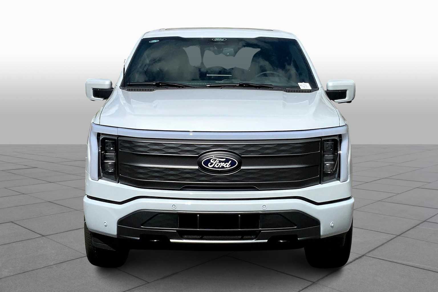 2025 Ford F-150 Lightning Lariat photo 3