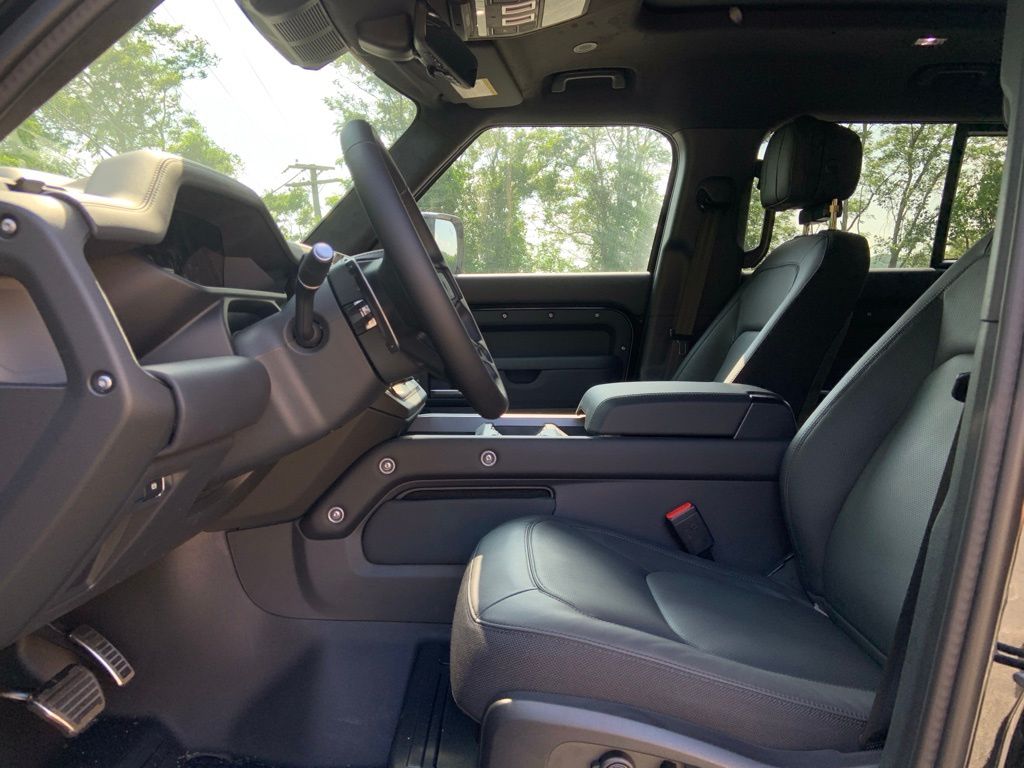 2025 Land Rover Defender 110 V8 photo 11
