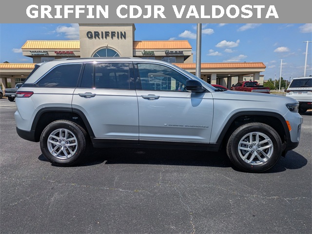 2025 Jeep Grand Cherokee Laredo X photo 2