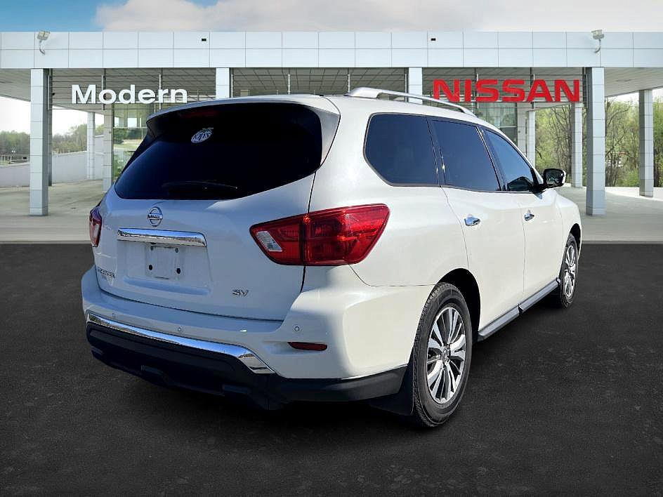 2017 Nissan Pathfinder SV photo 3