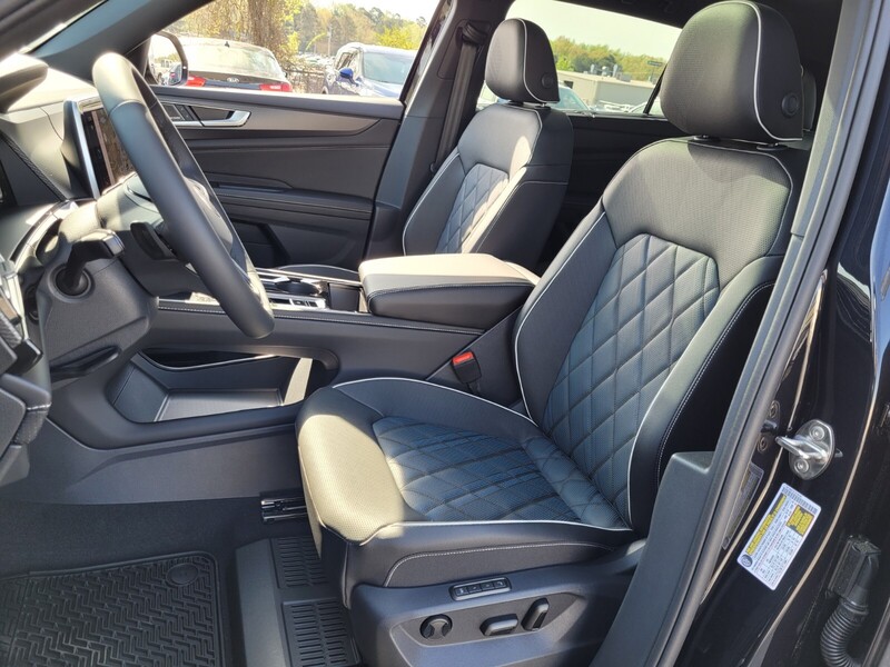 2025 Volkswagen Atlas Cross Sport SEL Premium R-Line photo 4