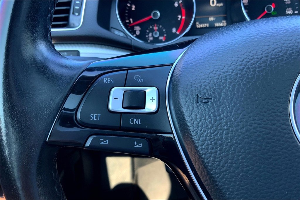 2019 Volkswagen Passat 2.0T Wolfsburg Edition photo 18