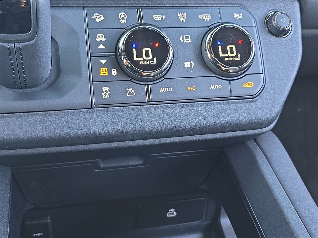 2025 Land Rover Defender 110 V8 photo 23