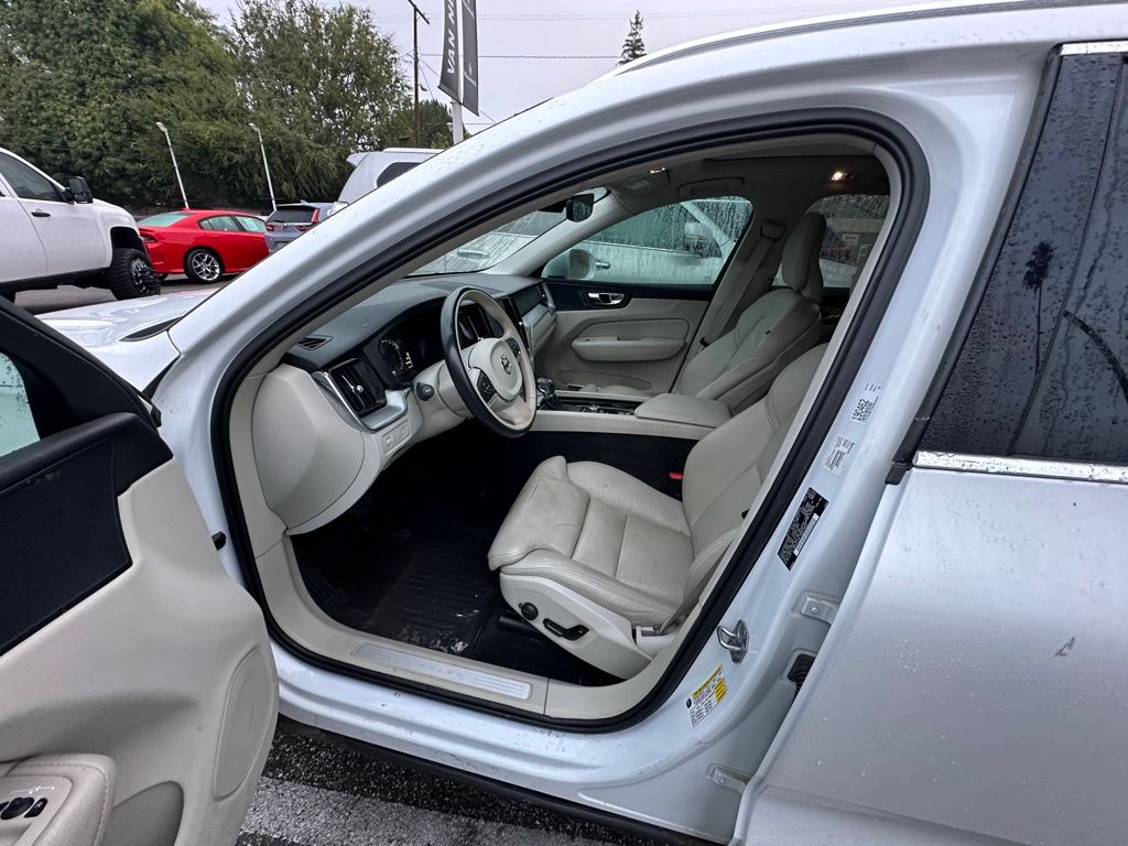 2019 Volvo XC60 T5 Momentum photo 5