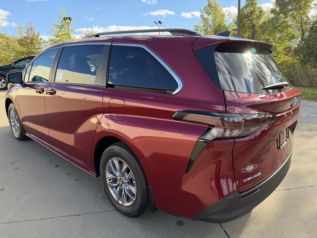 2025 Toyota Sienna LE photo 3