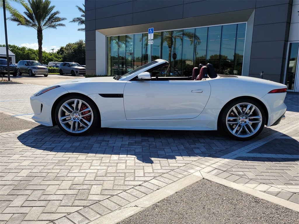 2017 Jaguar F-TYPE R photo 2