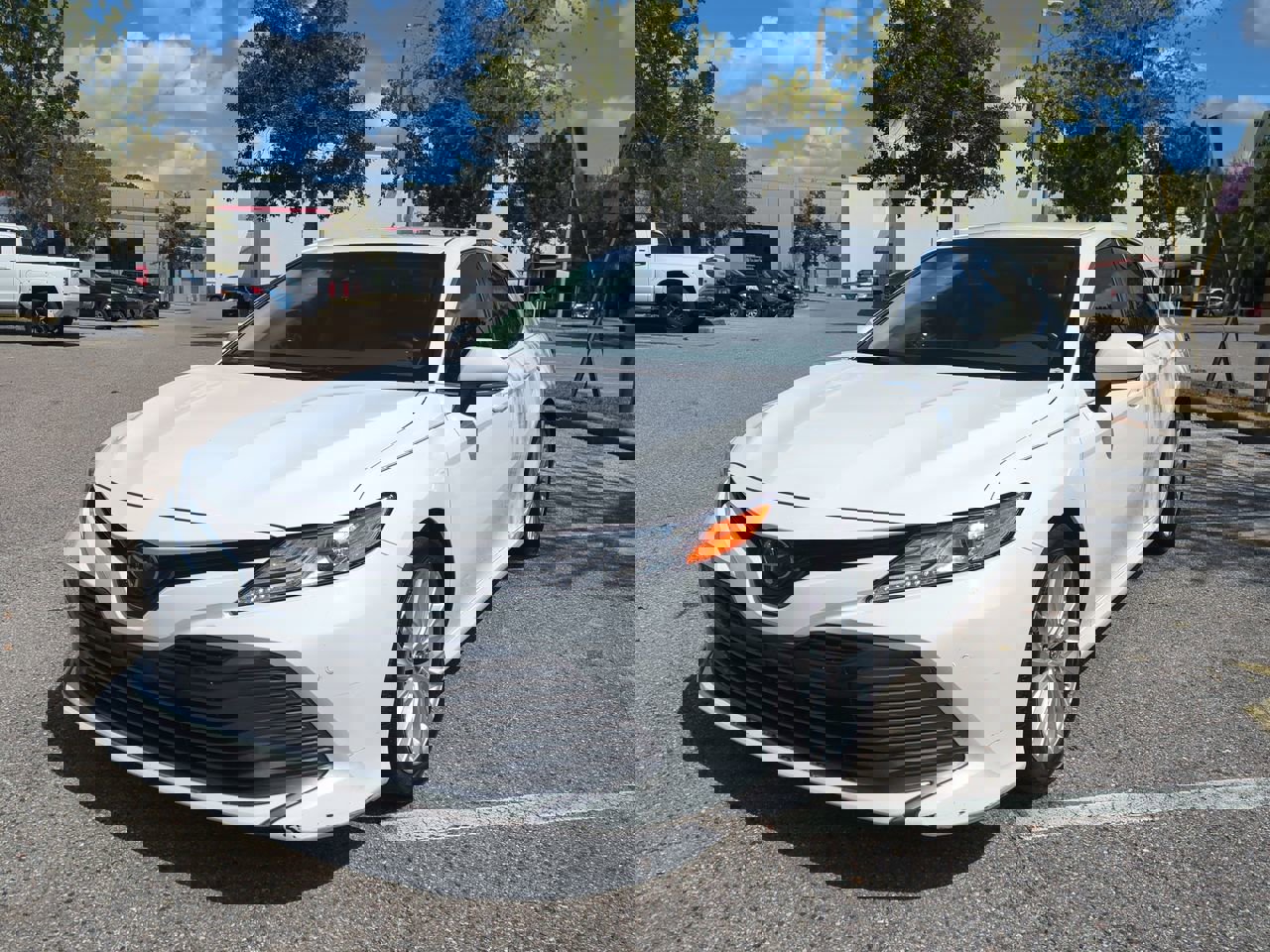 2018 Toyota Camry SE XLE photo 2