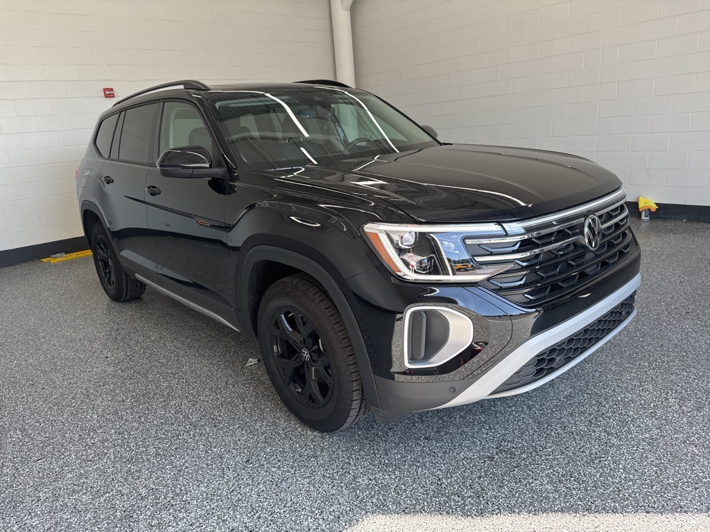 2025 Volkswagen Atlas Peak Edition SE photo 2