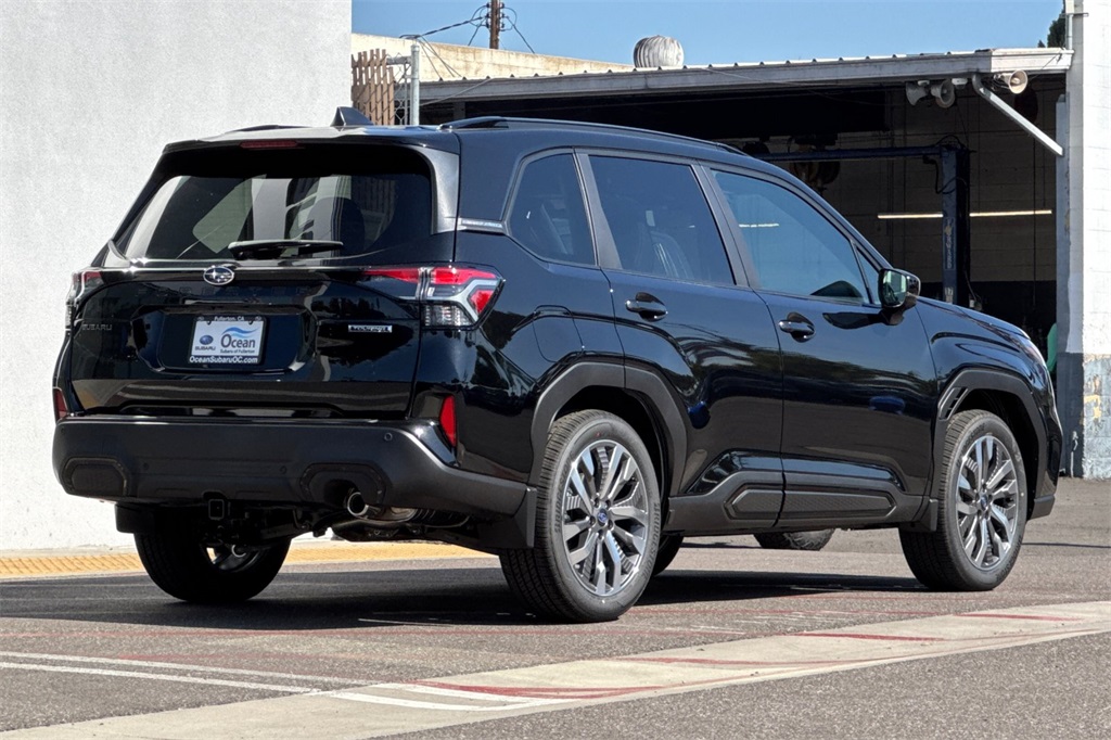 2025 Subaru Forester Touring photo 4