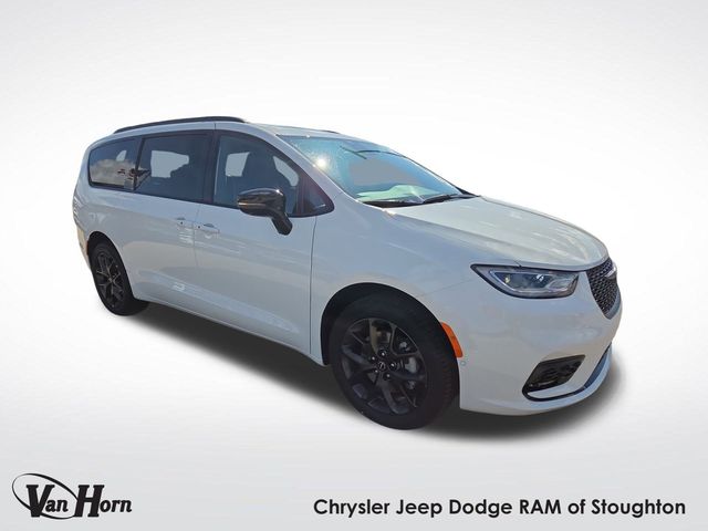 2026 Chrysler Pacifica Limited's photo