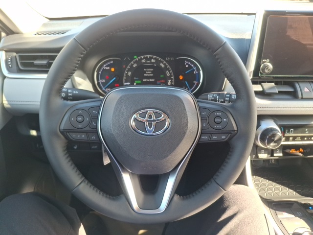 2025 Toyota RAV4 Hybrid XLE photo 9