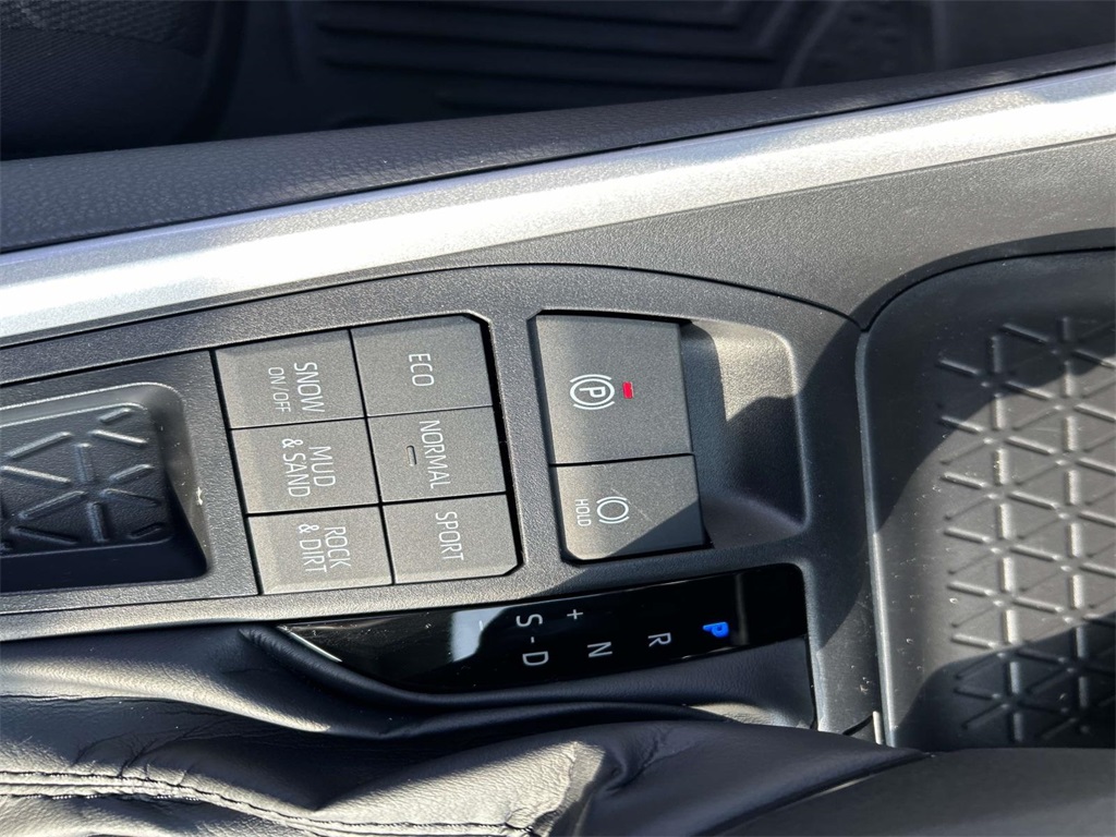 2024 Toyota RAV4 XLE photo 31