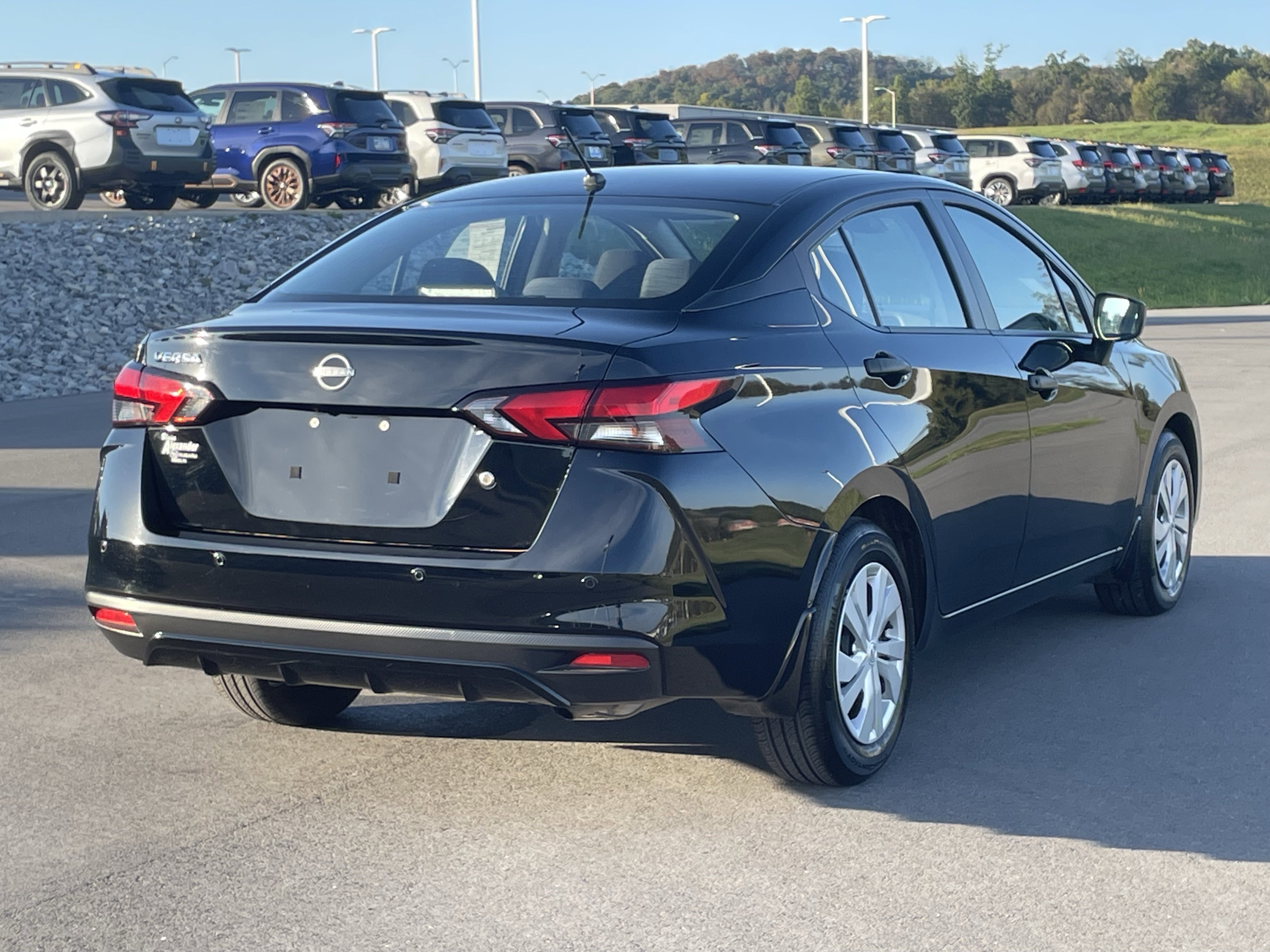 2024 Nissan Versa 1.6 S photo 2