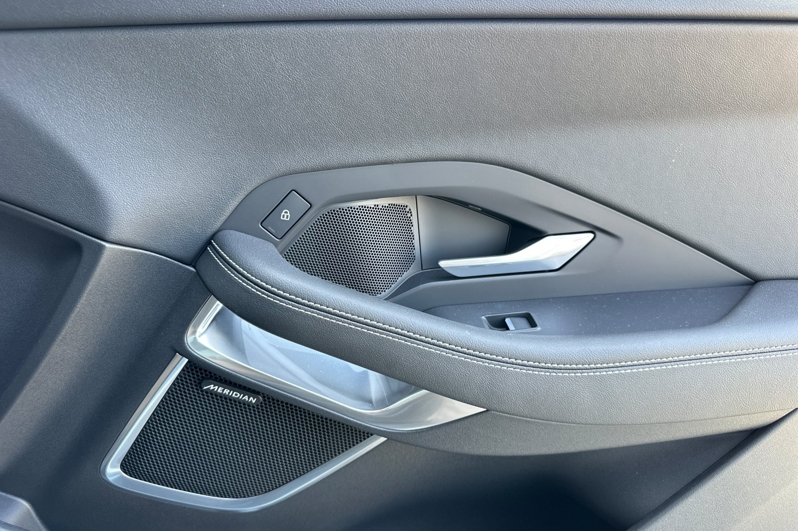 2024 Jaguar E-PACE R-Dynamic SE photo 17