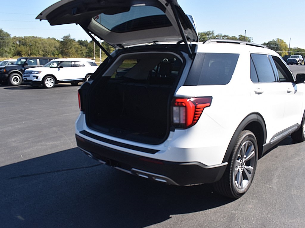 2025 Ford Explorer photo 26