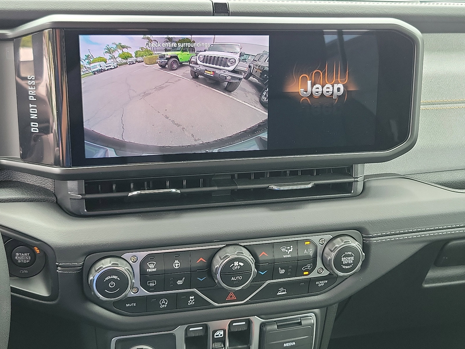 2025 Jeep Wrangler Sahara photo 8